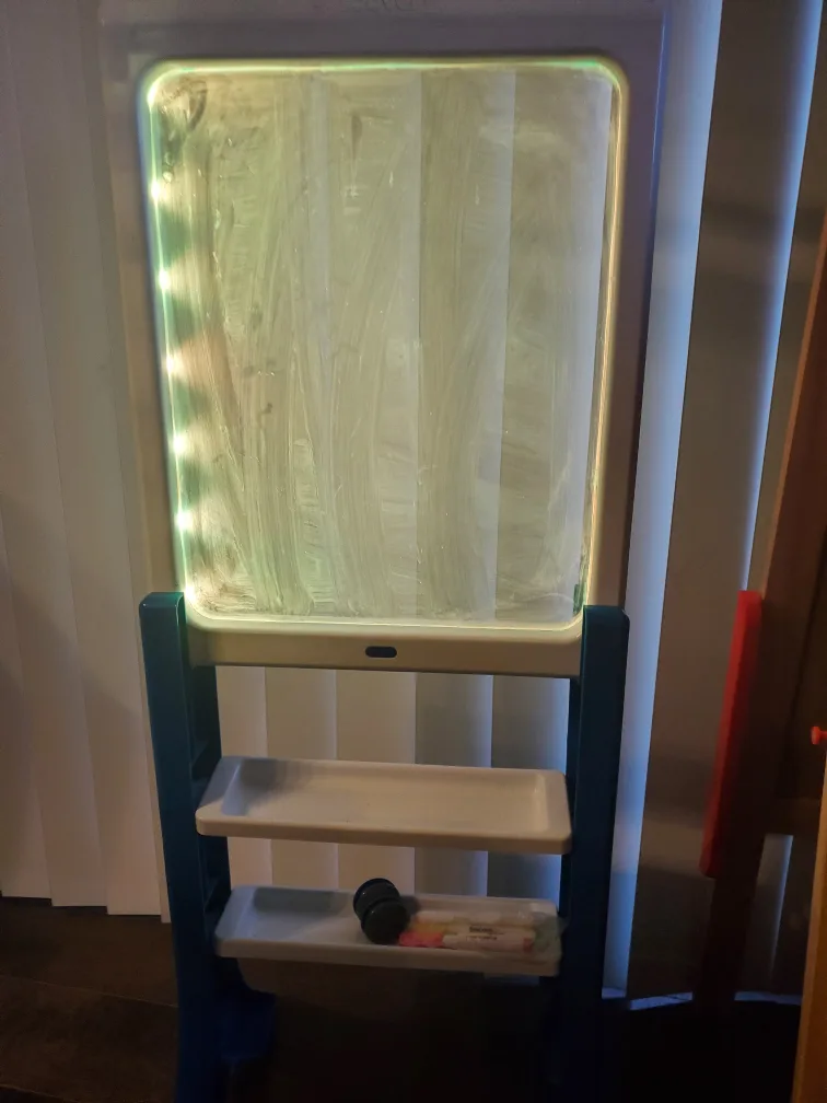 Light Up Kids Easel image indicator(5)