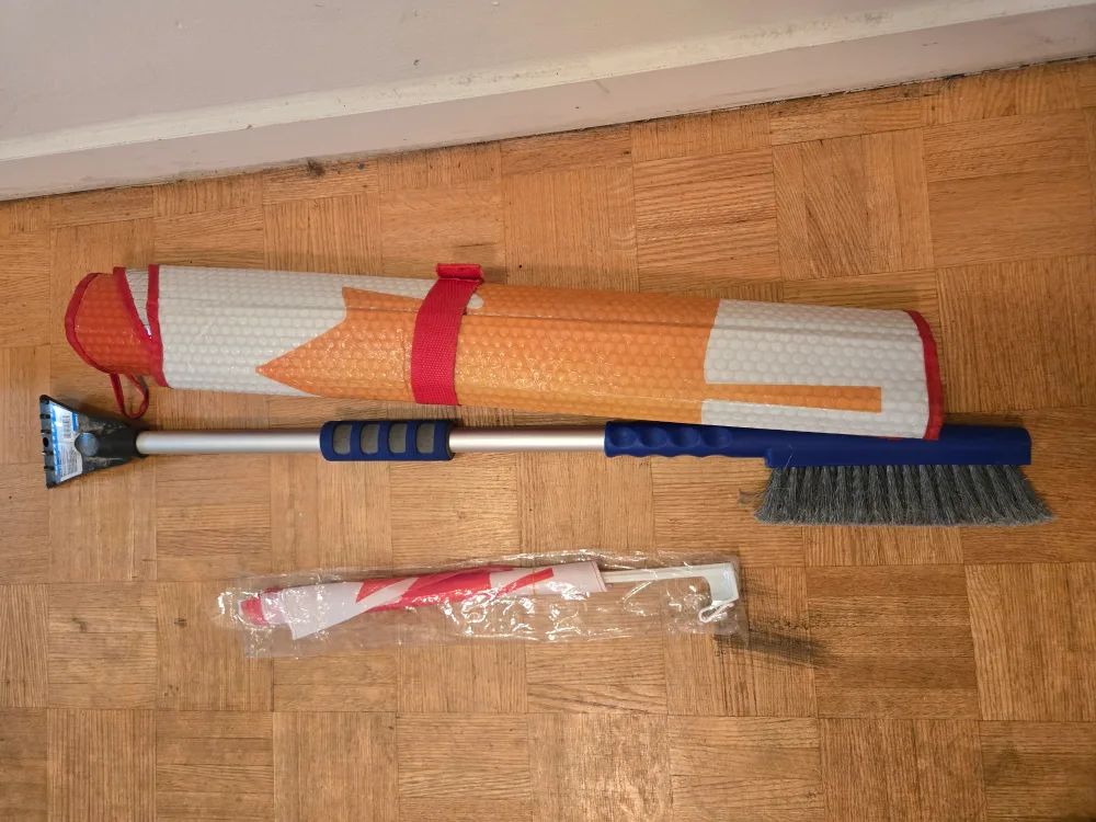 Windshield Snow Brush & Canadian Flag Sunshade thumbnail