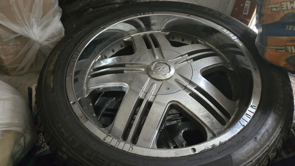 Zinik 22" Tire/Wheel Combo - 245/40R22 thumbnail