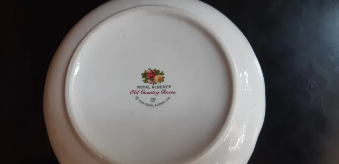 Royal Albert Old Country Roses Serving Dish image indicator(3)