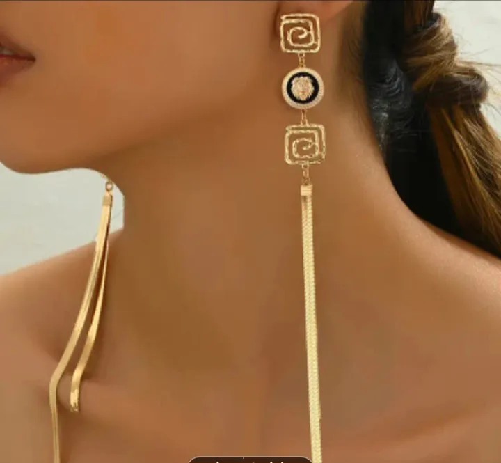 NEW Gold Tone Dangle Earrings thumbnail