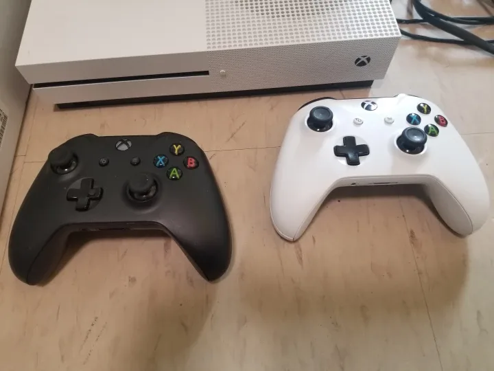 Xbox One S Console + 2 controllers + cables + kinnect + keyboard image indicator(3)