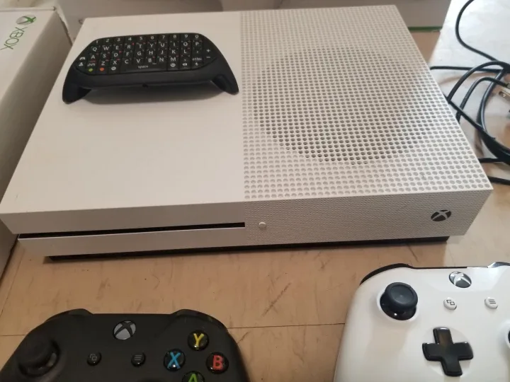 Xbox One S Console + 2 controllers + cables + kinnect + keyboard image indicator(4)