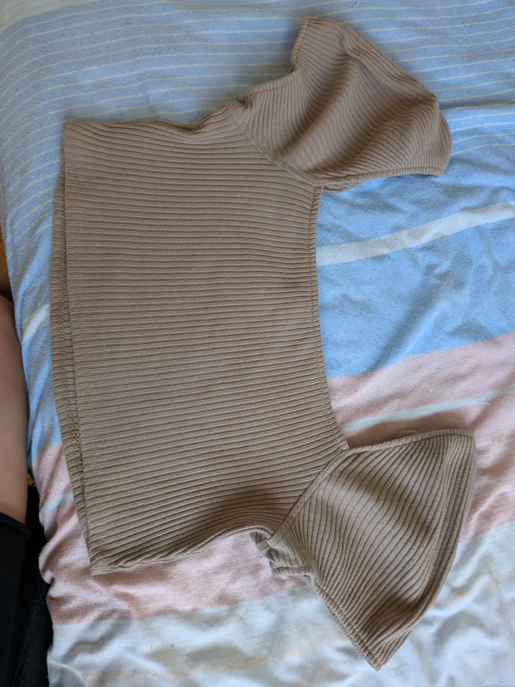 H&M Ribbed Knit Crop Top - Size L image indicator(3)