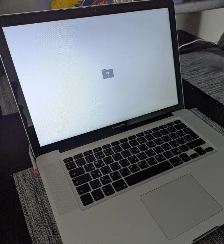 MacBook Pro 15" (Mid 2010) – For Parts / Repair image indicator(10)