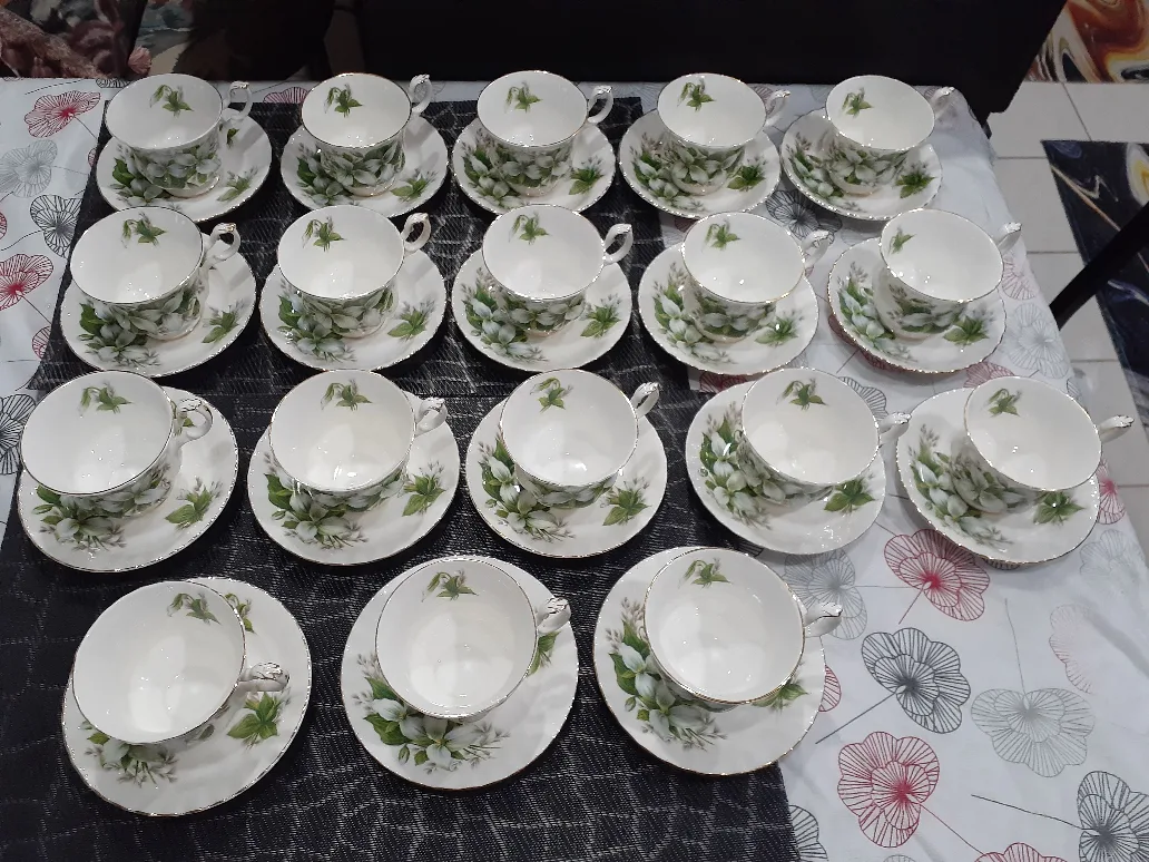 Royal Albert Trillium Teacup and Saucer thumbnail