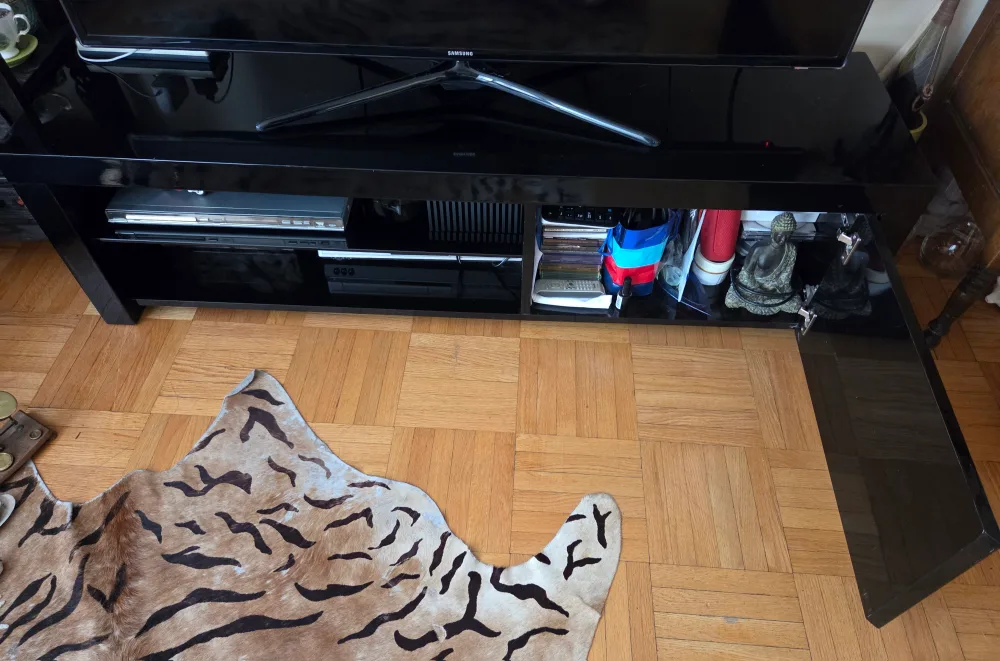 Lacquered black TV Stand - 59x16x17 inches image indicator(3)