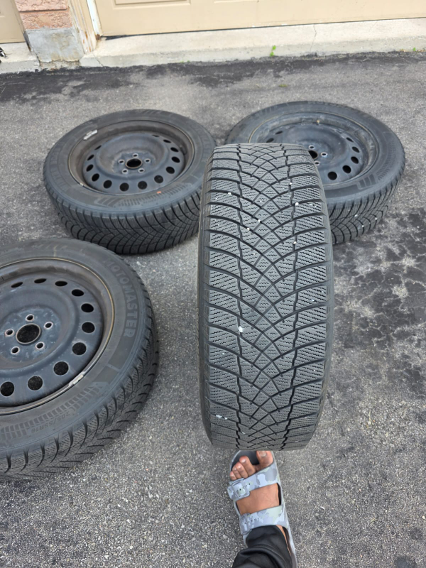 Motomaster Winter Edge II Tires & Hubcaps - 205/55R16 - photo 5