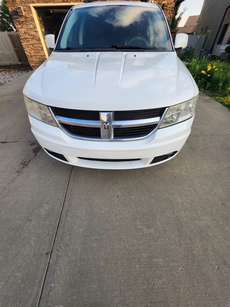 White Dodge Journey SUV - Used image indicator(2)