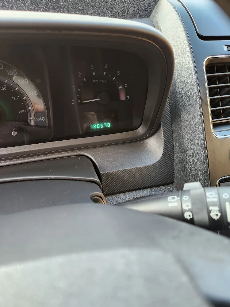 White Dodge Journey SUV - Used image indicator(8)