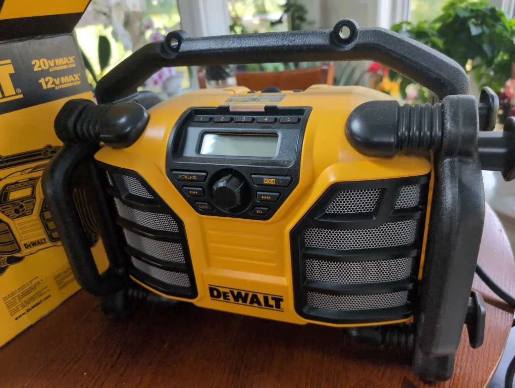 DeWalt DCR015 Charger Radio - Great Sound! image indicator(2)