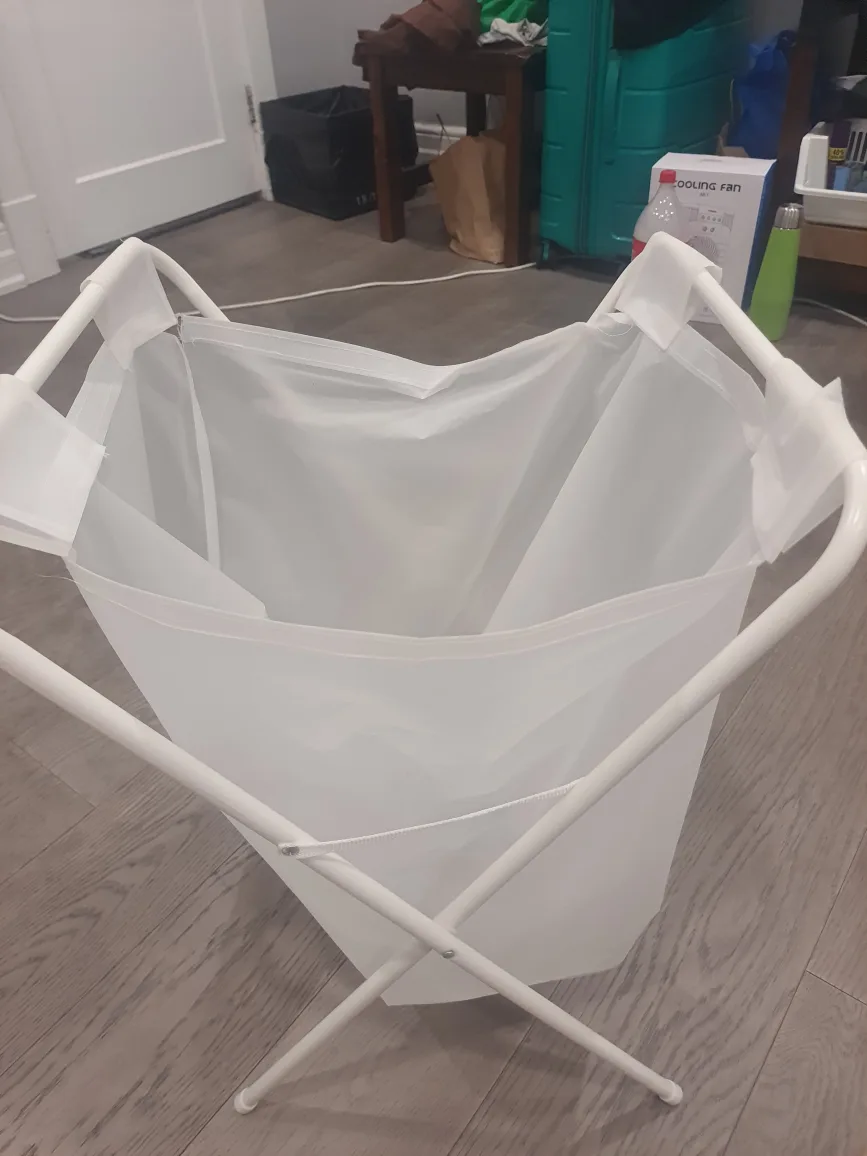 White Laundry Hamper🇨🇦 thumbnail