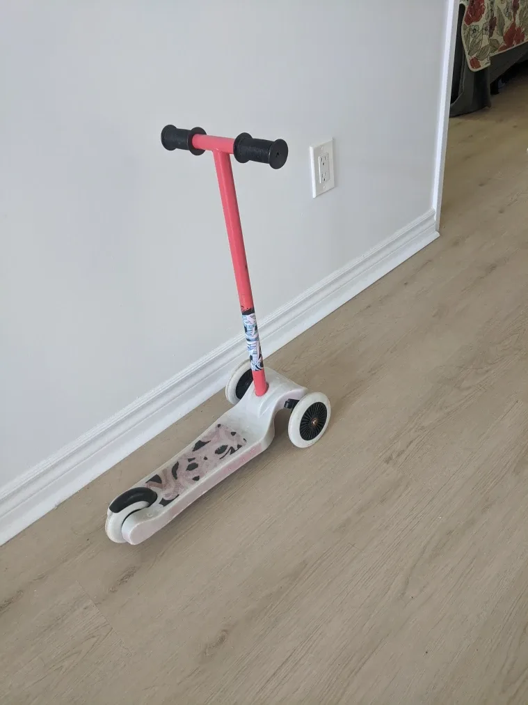 Kids Pink 3-Wheel Scooter thumbnail