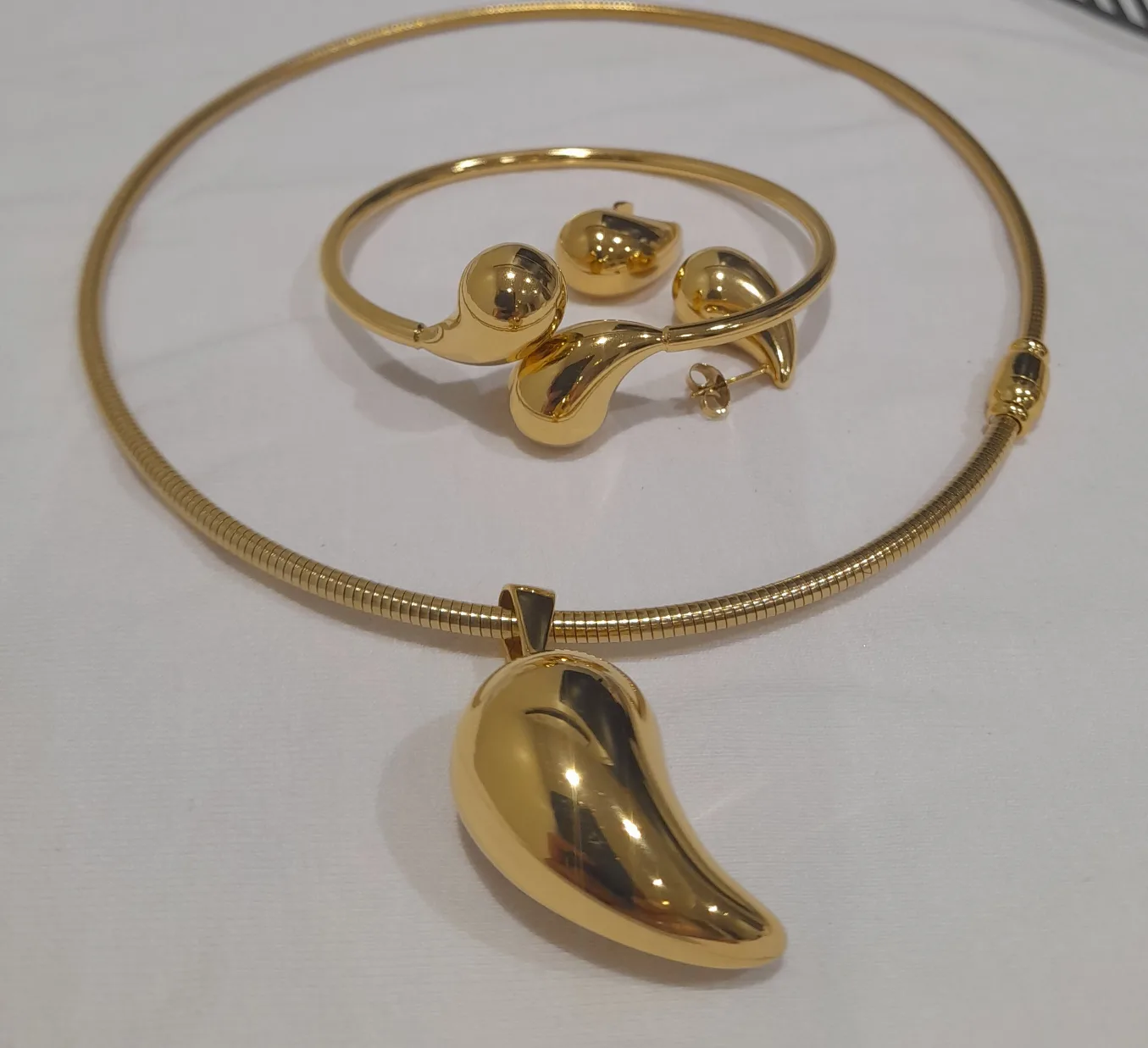 New Gold Tone Necklace, Bracelet & Earring Set thumbnail