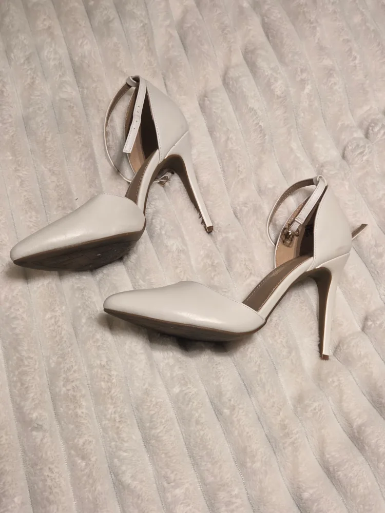 Dream Pairs White Heels - Size 9.5 thumbnail