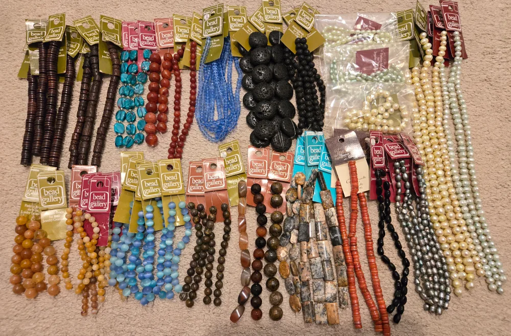 Lot of Assorted Bead Strands 6 thumbnail