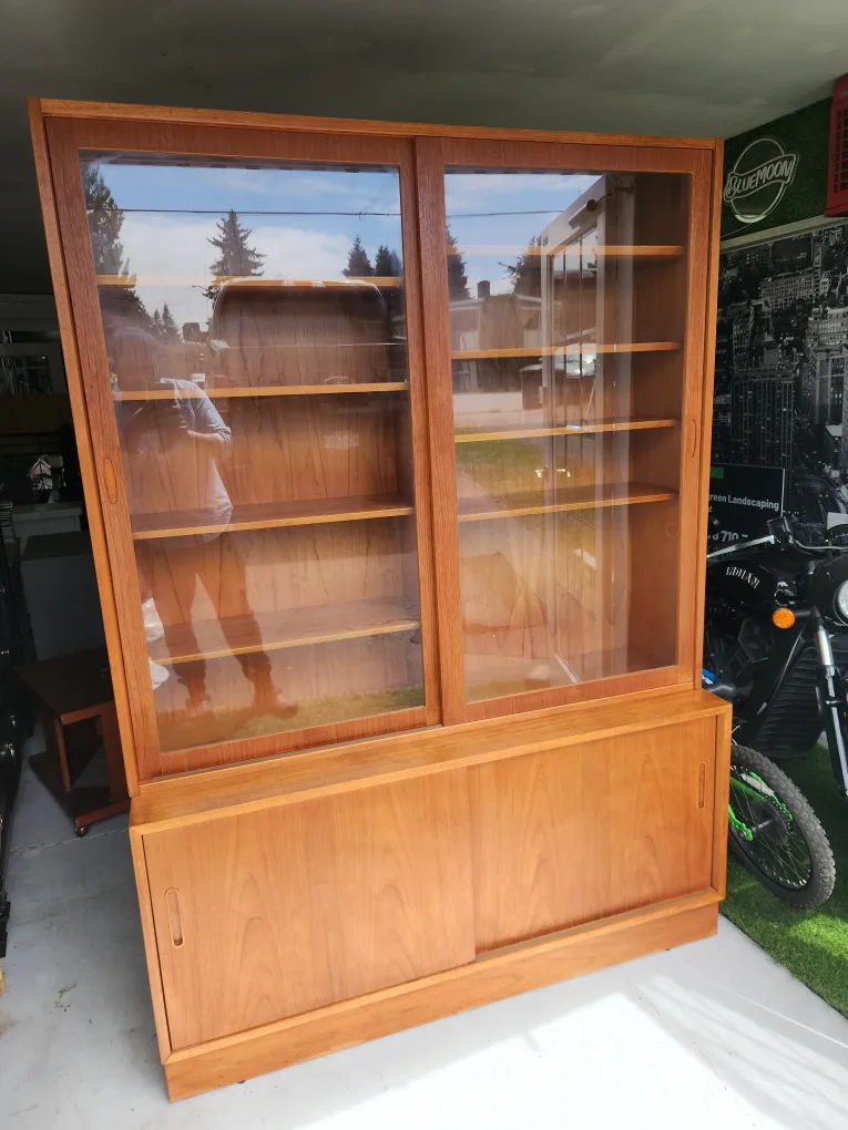 Wooden Display Cabinet with Sliding Doors image indicator(3)