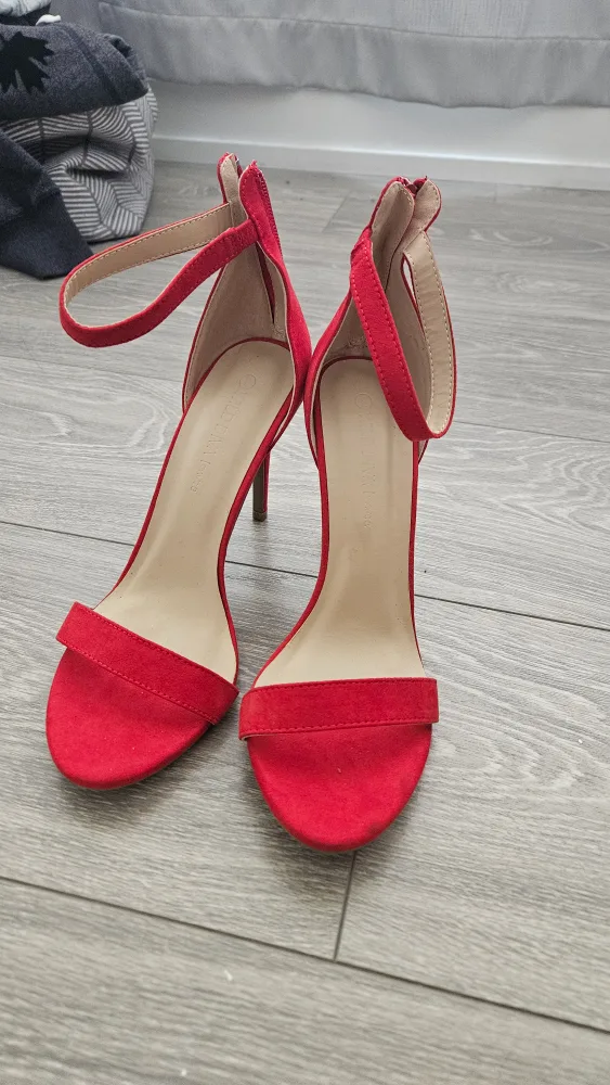 High heels - Never worn SIZE 9 thumbnail