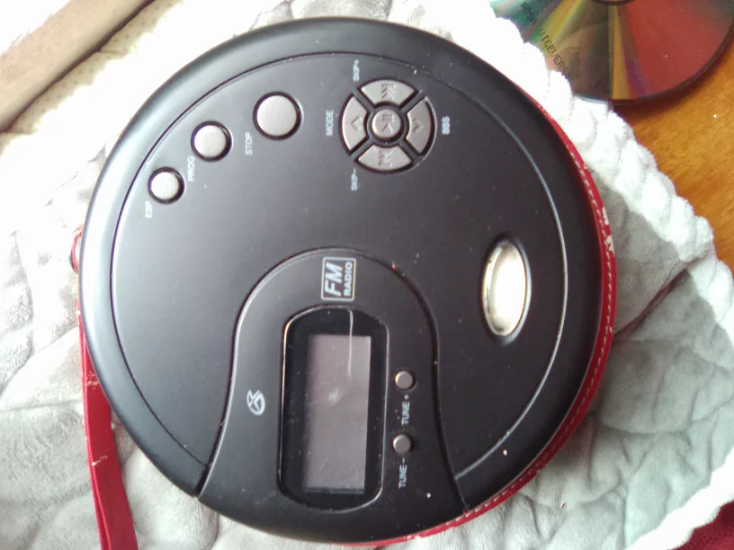 GPX Portable CD Player with FM Radio thumbnail