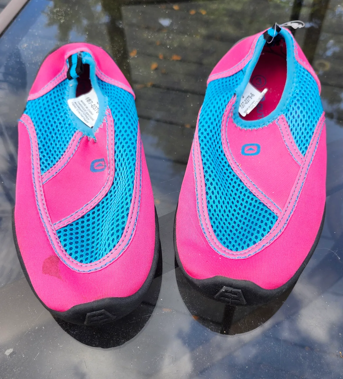 Size 3 kids water shoes, also have a yellow / boys pair. thumbnail