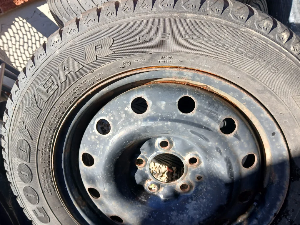 Goodyear Ultra Grip Winter Tire P225/60R16 with Steel  Rims image indicator(5)