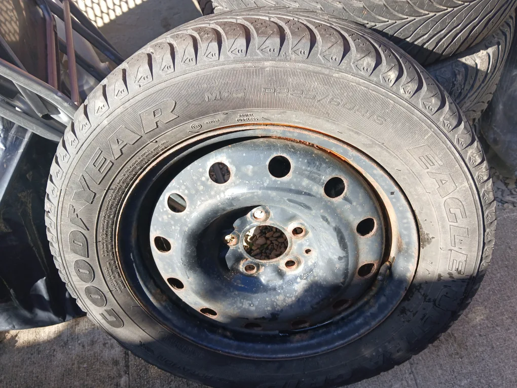 Goodyear Ultra Grip Winter Tire P225/60R16 with Steel  Rims image indicator(2)