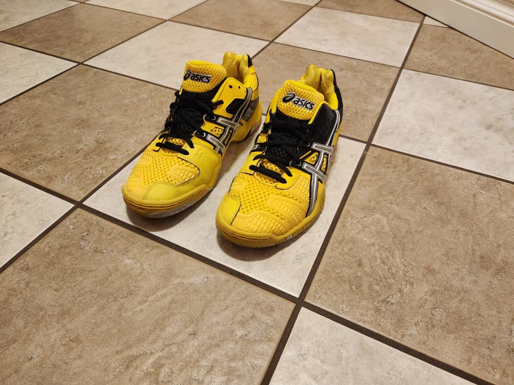 Asics Sports Shoes / Tennis Shoes / + Indoor Sports thumbnail