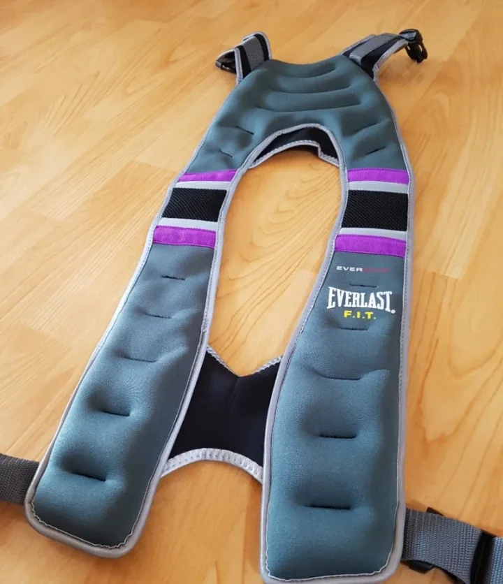 Everlast F.I.T. Adjustable Weighted Vest (10lbs) image indicator(4)