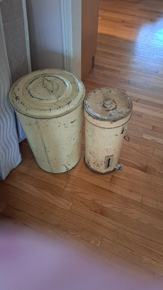 Vintage Metal Trash Can with Lid thumbnail
