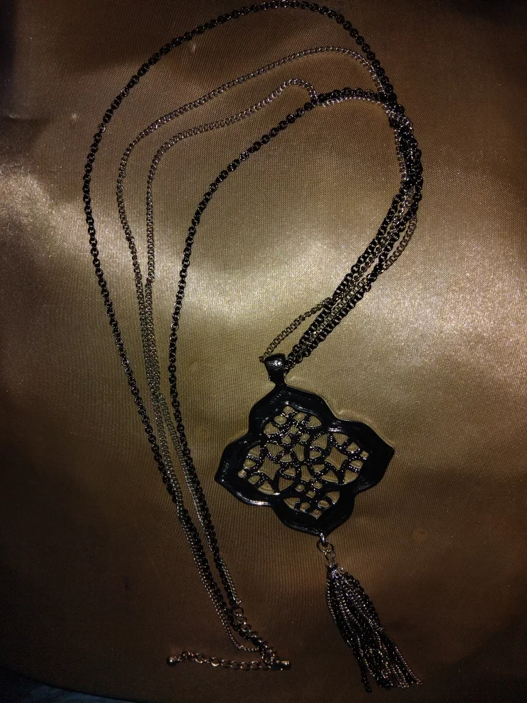 Silver Tone Pendant Necklace thumbnail