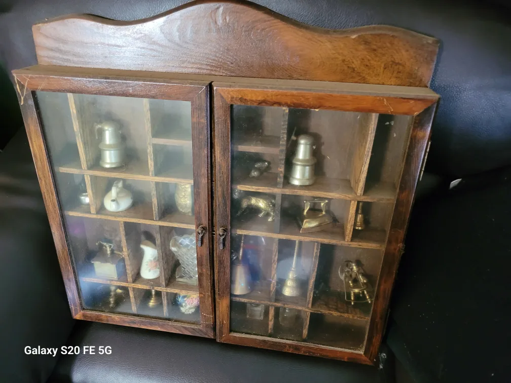 Wooden Display Cabinet image indicator(2)