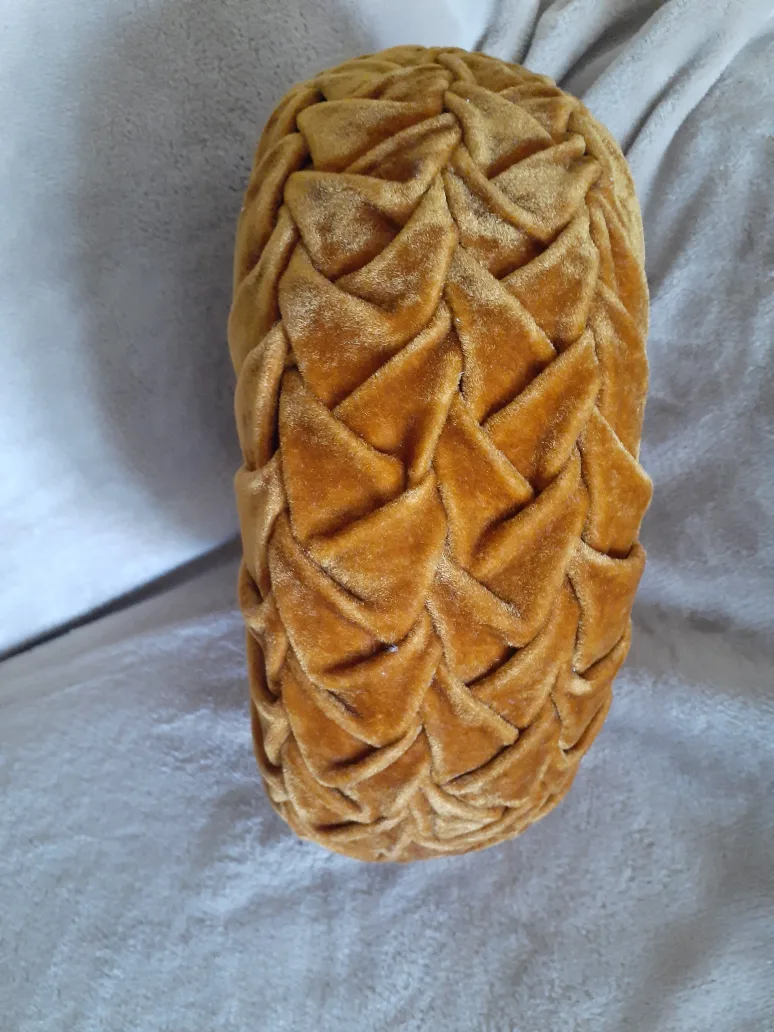 Vintage Round Tufted Pinwheel throw cushion image indicator(2)