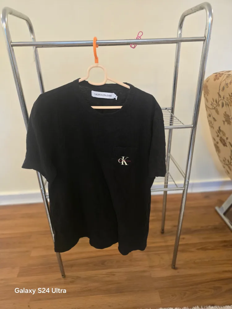 Calvin Klein Jeans Black Tee - Size L image indicator(4)