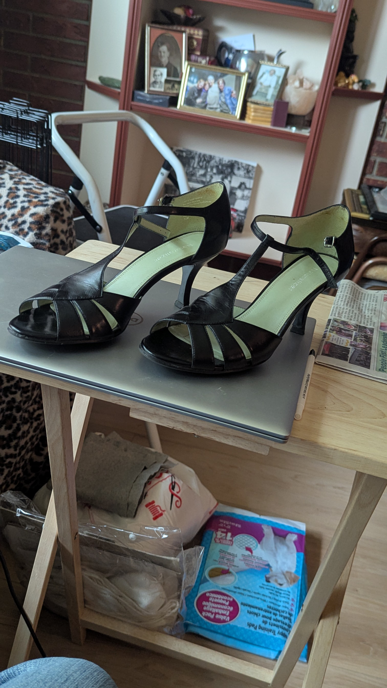 Naturalizer Black Leather Heels - Size 7 - photo 2