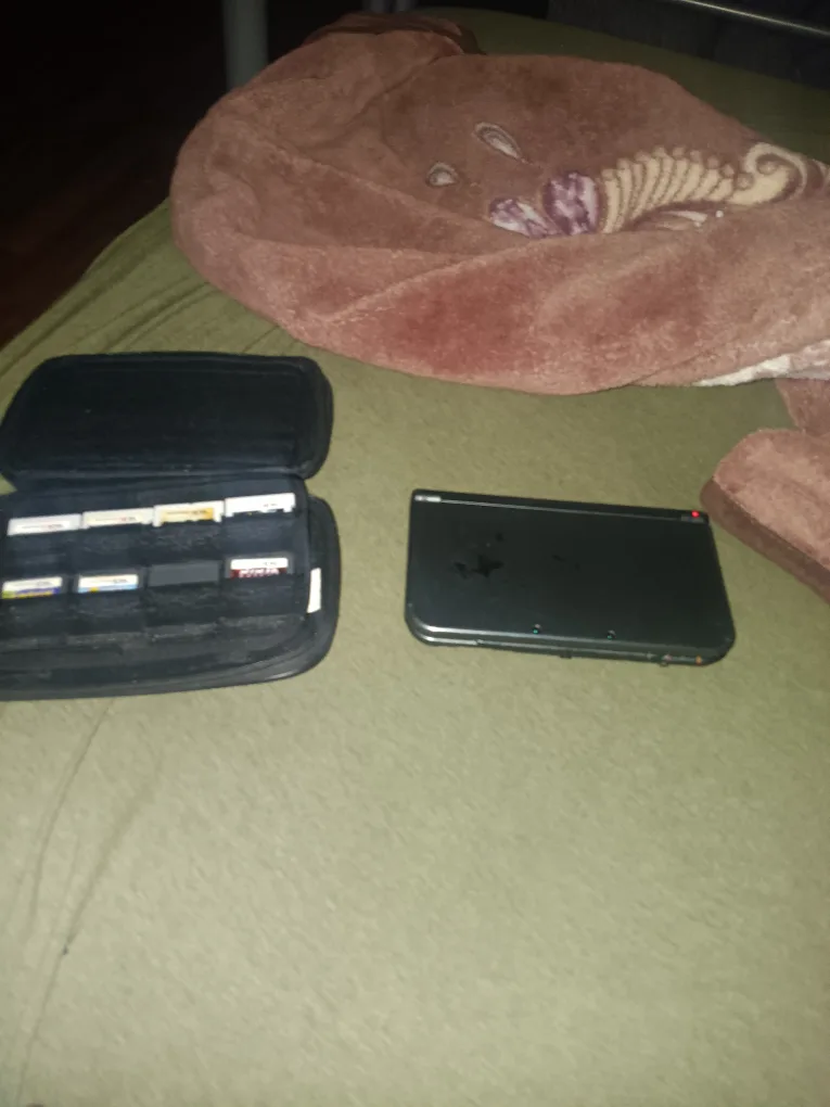 Nintendo 3DS XL Black Handheld Console image indicator(2)