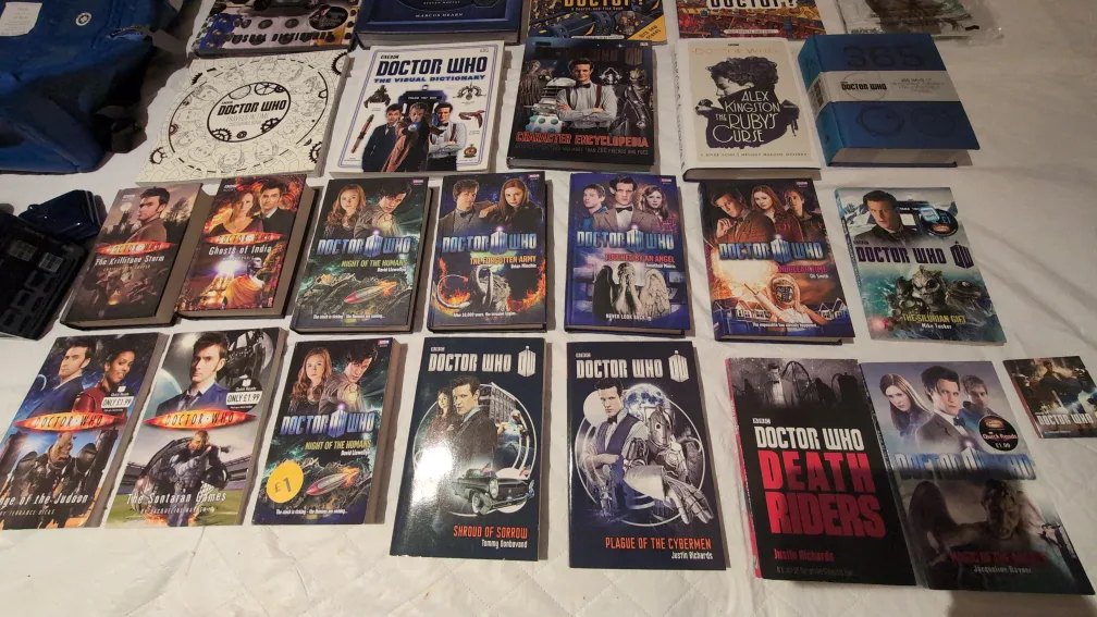 Doctor Who Books, Backpack, Lunchbox & Mug Bundle image indicator(4)