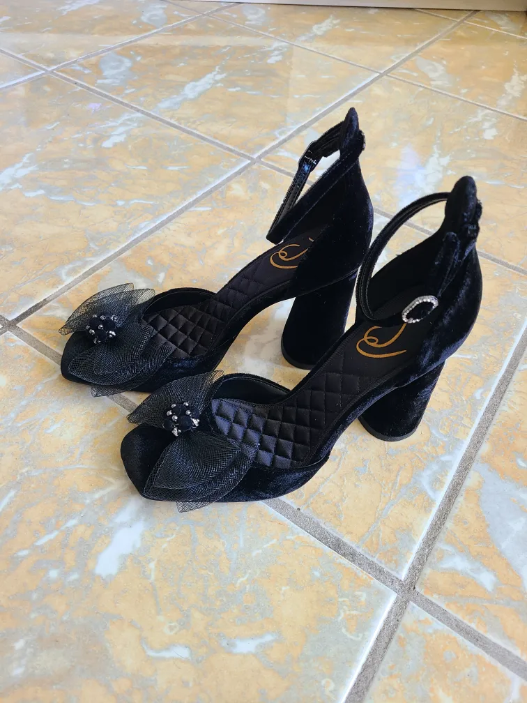 🇨🇦Black Velvet Heels with Bow Accent thumbnail