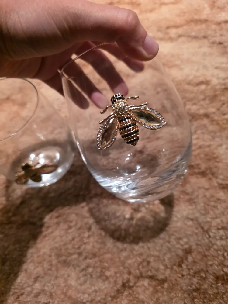 Wine Glasses with Bee Embellishments - Set of 2 🇨🇦 thumbnail