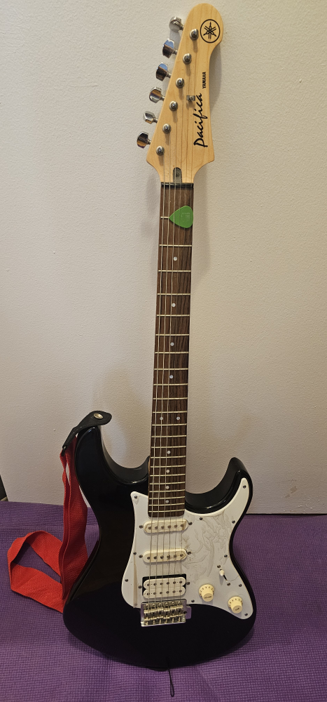 Yamaha Pacifica Electric Guitar with Case - photo 3