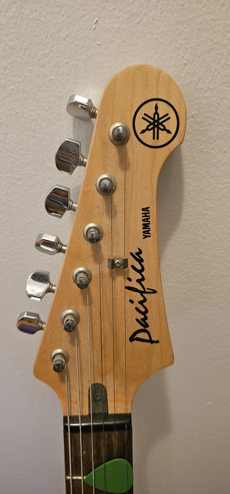 Yamaha Pacifica Electric Guitar with Case - photo 4