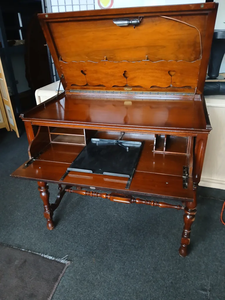 Antique desk thumbnail