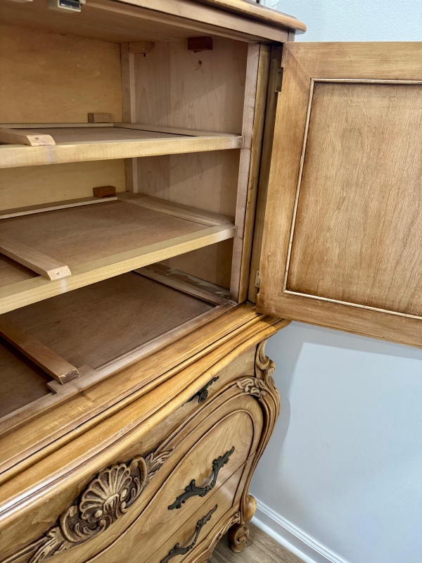 Vintage French Provincial Armoire/Wardrobe - photo 3