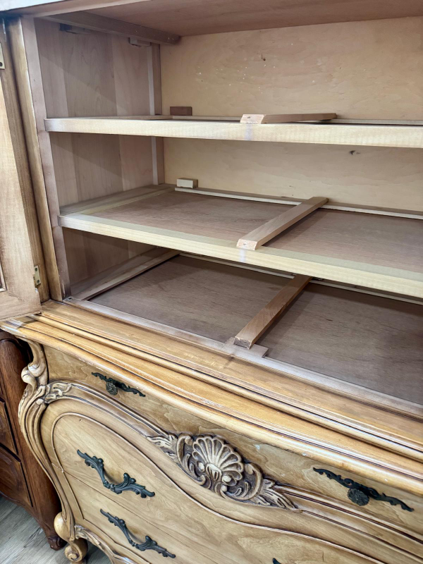 Vintage French Provincial Armoire/Wardrobe - photo 4