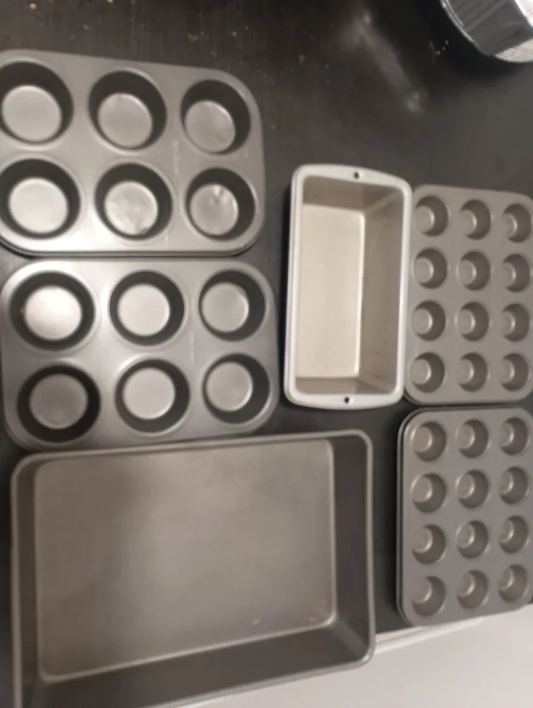 Various baking trays thumbnail
