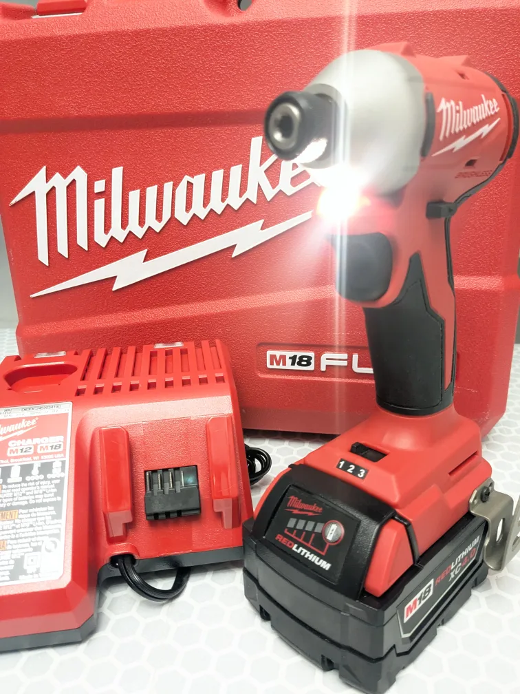 M18 Milwaukee ULTRA-COMPACT 3speed Impact Drill Contractor Set thumbnail