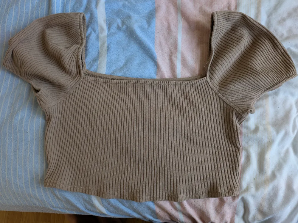 H&M Ribbed Knit Crop Top - Size L image indicator(2)