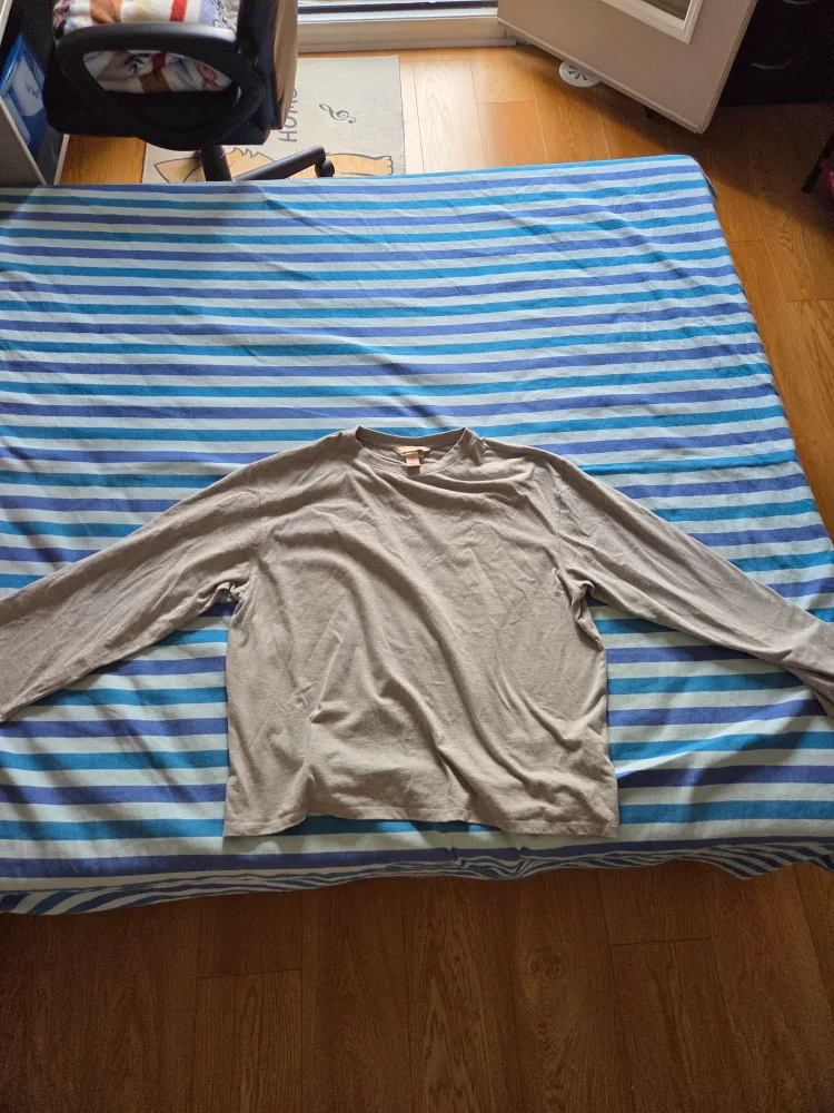 H&M wide sleeve grey shirt thumbnail