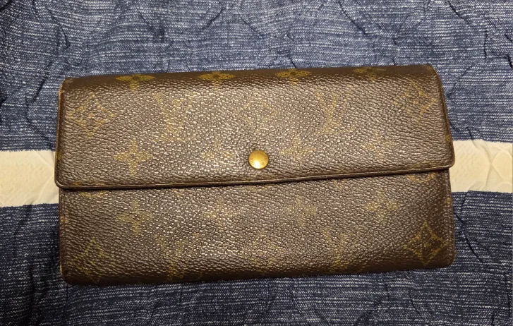 Authentic Louis Vuitton Sarah Wallet image indicator(2)