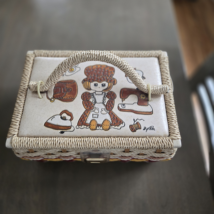 Vintage Sewing Basket with Handle - photo 2