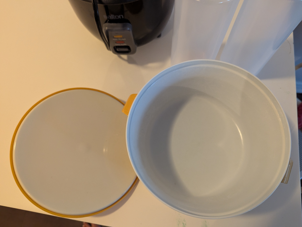 Assorted kitchenware - rice cooker and more - photo 2